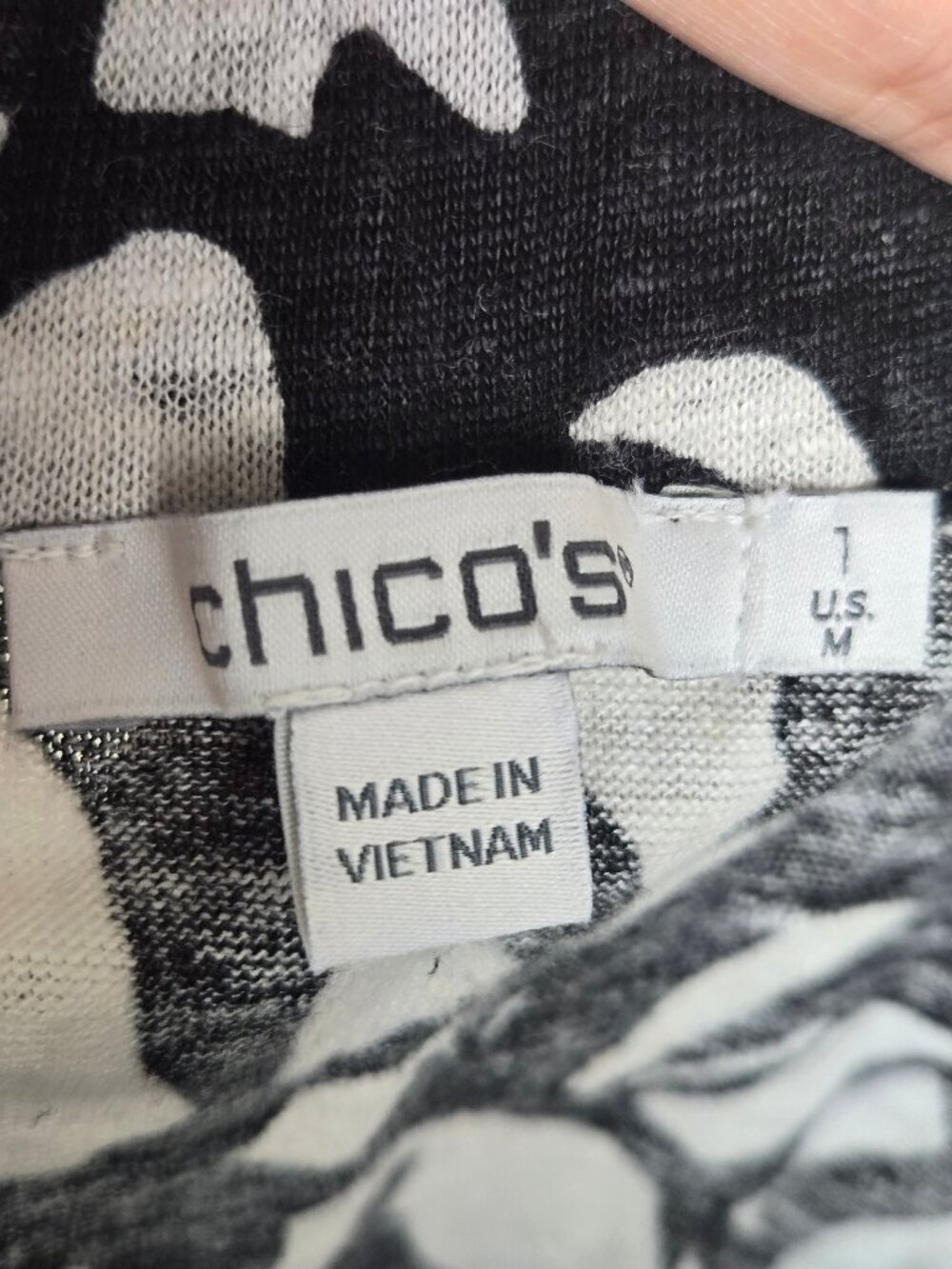 Chico's Size 1 (US Medium) Black White Blouse Leaf Print 100% Linen Elastic Neck - Picture 9 of 12